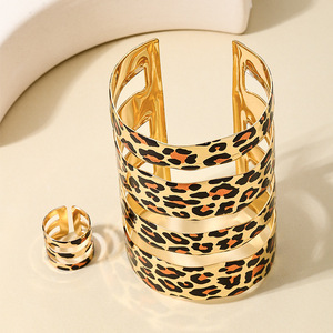 2024 New arrival thời trang giá rẻ bán buôn 1 Bộ của thời trang phóng đại của phụ nữ kim loại báo in <span class=keywords><strong>4</strong></span>-Layer rộng mở <span class=keywords><strong>Bangle</strong></span> - Product Image 4