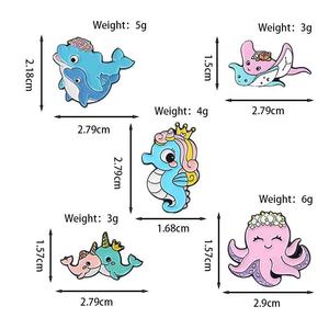 Spille in metallo all'ingrosso a tema cartoni animati, simpatiche spille smaltate con animali marini, adorabili spille a forma di delfino e medusa, distintivi souvenir con organismi marini - Product Image 6