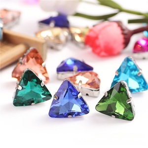 Diamants triangulaires en verre pour vêtements, sacs, chaussures, accessoires, semelles dorées avec trous, diamants à coudre à la main - Product Image 4