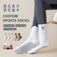 Chaussettes de yoga mi-mollet en mélange de coton respirant antidérapantes avec nœud brodé pour femmes, idéales pour le Pilates et le fitness (vente en gros)