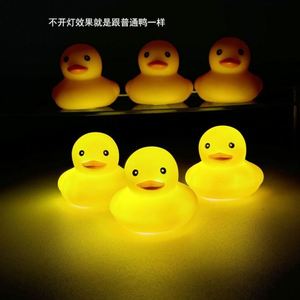 Veilleuse créative en forme de petit canard jaune, jouet aquatique lumineux, petit cadeau pour chambre à coucher - Product Image 2