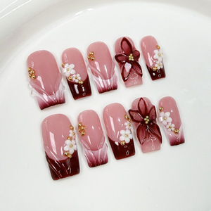 Faux ongles à presser bordeaux foncé ombré, motif floral 3D en organza, perles métalliques, longueur moyenne, forme carrée, base nude transparente, nail art romantique - Product Image 1