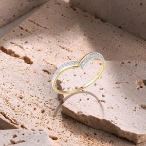 Bague empilable personnalisée en or jaune 10K bicolore, motif chevron en V micro-pavé de diamants, délicate, avec flèche incurvée, pour mariage ou promesse - Product Image 6