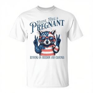 Camiseta festiva con estampado de mapache embarazado que corre sobre la libertad y sus ansias - Product Image 2