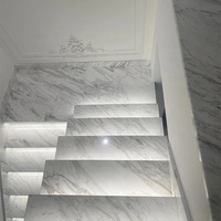 Prix d'usine compétitif pour projets de villas : Carreaux de sol en marbre naturel Volakas poli et garde-corps en verre pour escaliers intérieurs en marbre