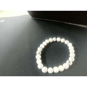 Bracelet extensible ajustable en pierres précieuses blanches, personnalisé en usine, avec breloques et perles - Product Image 6