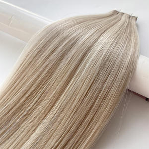 Extensions de cheveux à bandes 100% cheveux humains vierges avec adhésif de qualité médicale. Frisé ou lisse. 14 à 24 pouces dans une variété de teintes. - Product Image 1
