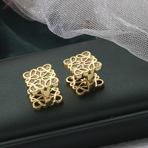 Pendientes geométricos huecos dorados con engaste de circonita para uso diario - Product Image 1