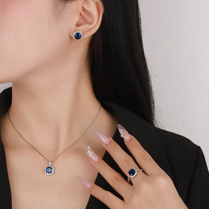 Ensemble de bijoux plaqué or en cuivre vintage minimaliste serti de diamants - Boucles d'oreilles + Collier + Bague pour femmes - Cadeau de mariage, fête - Product Image 4