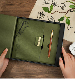 Set Regalo Quaderno A5 Rinforzato - Personalizzabile con Logo, Ideale Regalo per la Festa degli Insegnanti (Confezione Regalo) - Product Image 4