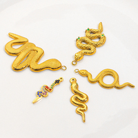 Pendentif serpent en acier inoxydable plaqué or 18 carats porte-bonheur collier à breloques serpent cobra pour la fabrication de bijoux