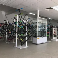 Metalen creatieve vloeren skateboard display stand scooter display stand
