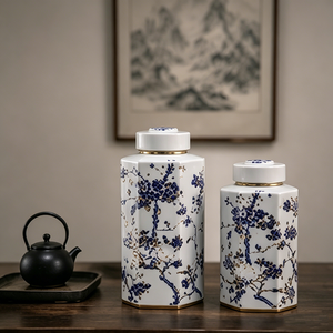 Bocaux hexagonaux en porcelaine blanche, bleue et dorée à motif floral avec bordure dorée pour table console zen orientale et accent de décoration intérieure - Product Image 4
