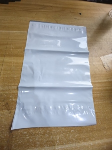 Enveloppes en polyéthylène blanches personnalisées, anti-effraction, pour colis sécurisés, livraison mondiale. - Product Image 1
