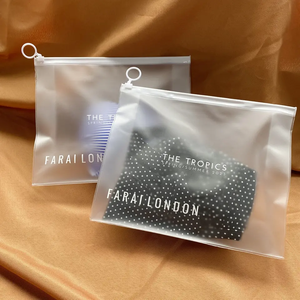 Sac à fermeture éclair en PVC givré personnalisé avec logo, pour emballage de maillots de bain d'été, avec soufflet latéral et inférieur - Product Image 5