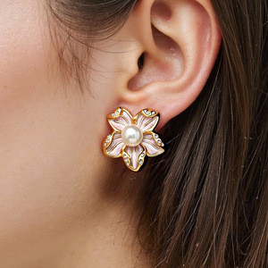 Pendientes florales con perlas y engaste de titanio para mujer, joyería de moda - Product Image 2