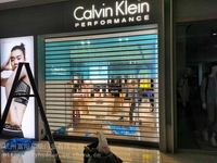 Portes à persiennes transparentes en plastique avec fenêtre visible, portes automatiques à volets, adaptées aux devantures de magasins commerciaux.