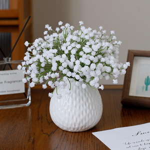 Simulation de gypsophile tenant un bouquet de fleurs, petites fleurs de gypsophile fraîches, accessoires de photographie, arrangement floral - Product Image 3
