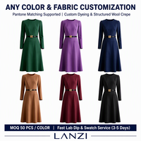 Robe midi à col rond de marque privée, fabrication OEM ODM, ceinture à boucle rose, crêpe structuré, couture princesse, fermeture éclair discrète