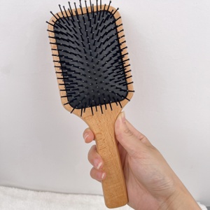 Fabricant de brosses <span class=keywords><strong>à</strong></span> <span class=keywords><strong>cheveux</strong></span> antistatiques <span class=keywords><strong>en</strong></span> <span class=keywords><strong>bois</strong></span> de hêtre <span class=keywords><strong>Brosse</strong></span> démêlante Peigne de massage du cuir chevelu Paddle Air Cushion Styling Tools for Women Men - Product Image 5