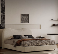 Lit capitonné de luxe moderne avec tête de lit incurvée en bois, ottoman de rangement beige en bouclette et grand espace de rangement, mobilier de chambre