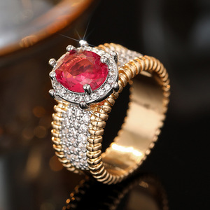 Anello Bicolore con Bordo Metallico per Donne, Gioiello Elegante e di Lusso per un Look Urbano e Alla Moda - Product Image 1
