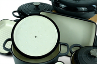 Tersedia 7 Buah Set Peralatan Masak Besi Cor Berlapis Enamel Putih, Kombinasi Panci dan Wajan Anti Lengket, Tahan Panas & Aman untuk Oven untuk Dapur Rumah.