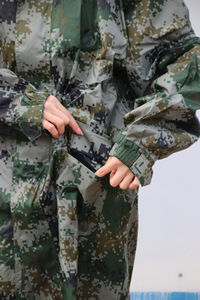 आउटडोर हल्के जलरोधक उच्च गुणवत्ता वाला छलावरण 150D ऑक्सफोर्ड कपड़ा पॉकेट वयस्क लंबा रेनकोट लंबा जैकेट - Product Image 2