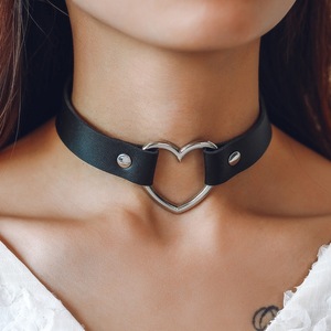 Collar corto de cadena para clavícula con forma de corazón oscuro de cuero PU, estilo punk rock europeo y americano, para discoteca, transfronterizo - Product Image 3