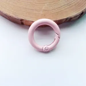 Anneau en métal couleur bonbon <span class=keywords><strong>sac</strong></span> <span class=keywords><strong>à</strong></span> <span class=keywords><strong>main</strong></span> matériel joint torique boucle métal rond ressort porte cercle <span class=keywords><strong>mousqueton</strong></span> joint torique crochet en alliage <span class=keywords><strong>de</strong></span> Zinc approvisionnement HC - Product Image 4