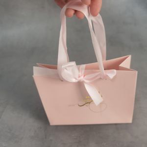 Cajas de Regalo de Papel Rosa Personalizadas con Logotipo en Dorado y Lazo de Cinta de Satén Rosa - Empaque de Lujo para Belleza y Regalos - Product Image 4