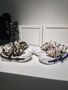 Chaussures robustes à semelle crantée et cloutée, design personnalisé, avec étiquette d'identification, marque privée, prêtes à expédier - Product Image 2