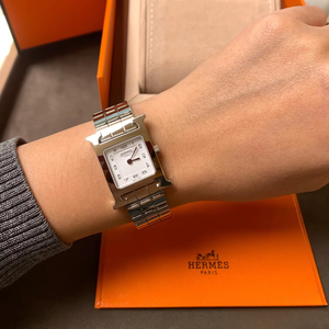 นาฬิกาควอตซ์สแตนเลสสตีลสีทองหรูหราสำหรับผู้หญิง ดีไซน์ใหม่ล่าสุด กันน้ำ หน้าปัดแสดงผลแบบเข็ม แฟชั่น - Product Image 2