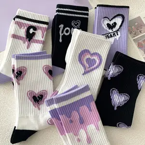 Chaussettes d'amour violettes femme printemps été haute apparence niveau mi-tube chaussettes Ins dessin animé lettres sport coton chaussettes