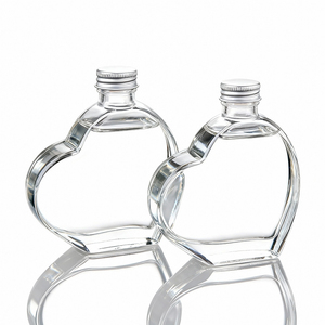 Botella de Vidrio Única en Forma de Corazón de 200 ml, Mini Botella Transparente Premium con Tapa Plateada, Perfecta para Licores de Boutique y Sets de Recuerdos - Product Image 3