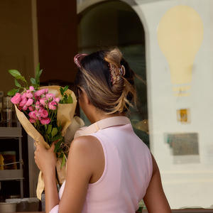 Élégante pince à cheveux en acétate rouge vin en forme de cœur avec strass blancs et pince requin marron pour femme - Product Image 4