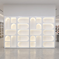 Moderne Cremefarbene Umweltfreundliche Robuste LED-Beleuchtete Vitrine mit Etagenregalen für Hautpflege-Kosmetik-Aufbewahrung im Einzelhandel