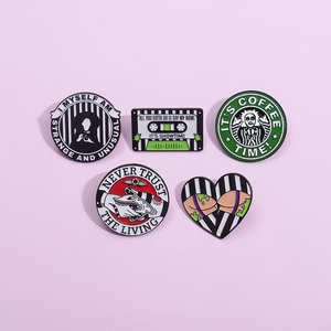 Épingles en émail <span class=keywords><strong>punk</strong></span> créatives Halloween Funny <span class=keywords><strong>80</strong></span> Is Vintage Butt Tape Broches Lapel Badge Never Trust the Living Brooches for Gift - Product Image 3
