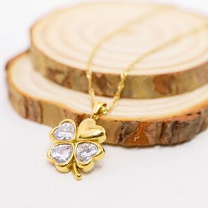 Collana con Ciondolo a Cuore Portafortuna e Diamanti, con Foglie in Acciaio Inossidabile, Gioiello Raffinato per Regali Quotidiani - Product Image 1