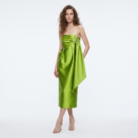 Robe de cocktail élégante vert citron sans bretelles, longueur midi, en satin, avec corsage froncé et détail boucle drapée, couleur chartreuse 2026
