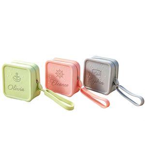 Organisateur de toilette de voyage personnalisé gravé au laser, trousse de maquillage en silicone, étui cosmétique carré, couleur unie, nom personnalisé, petit sac - Product Image 1