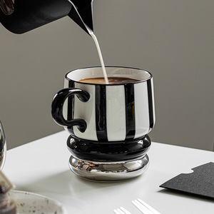 ชุดถ้วยชาสวยงามทันสมัยพร้อมถาดและกาน้ำชา ชุดชาลายทางสวยงามทำจากพอร์ซเลนสำหรับตกแต่งห้องนั่งเล่น - Product Image 6