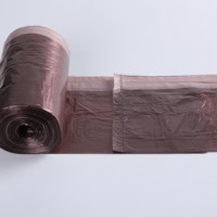 Sacs poubelles robustes en PE, personnalisables directement de l'usine, résistants aux déchirures, perforés, avec cordon de serrage et poignées en forme de gilet