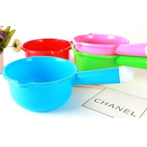 Louche à eau en plastique colorée avec long manche pour le jardinage et le bain - Product Image 1