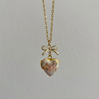 Collier Rétro Cœur d'Ange avec Boîte Photo, Nœud Doré, Design Niche, Accessoire Esthétique d'Inspiration Luxe, Article Très Vendu
