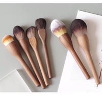 Set de Brochas de Maquillaje de Fibra con Mango de Madera - Serie Nogal para Polvo Suelto/Honey Powder, Brochas para Base, Colorete y Contorno sin Costuras