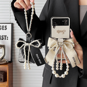 Pearl Bow Korean ins style Light Luxury Rhinestone Letter Correa de mano Funda de teléfono para mujer para Samsung zflip5 zfold6 w24 <span class=keywords><strong>Flip</strong></span> - Product Image 1
