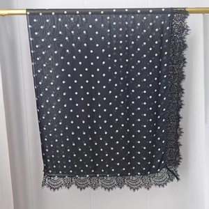 Sciarpe/Hijab Eleganti in Morbido Modal a Doppia Stampa per Donne Musulmane, con Pizzo, Stampa a Pois Neri e Bianchi - Product Image 3