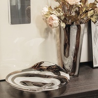 Moderne donkere glazen decoratieve kleine collectie vazen en fruitplateau modellen voor thuis, zachte meubels