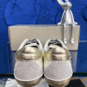 Zapatos Blancos con Estrellas Doradas de Lentejuelas y Detalles Plateados, Zapatos de Piel Vacuna de Alta Calidad con Aumento de Altura Invisible - Product Image 2